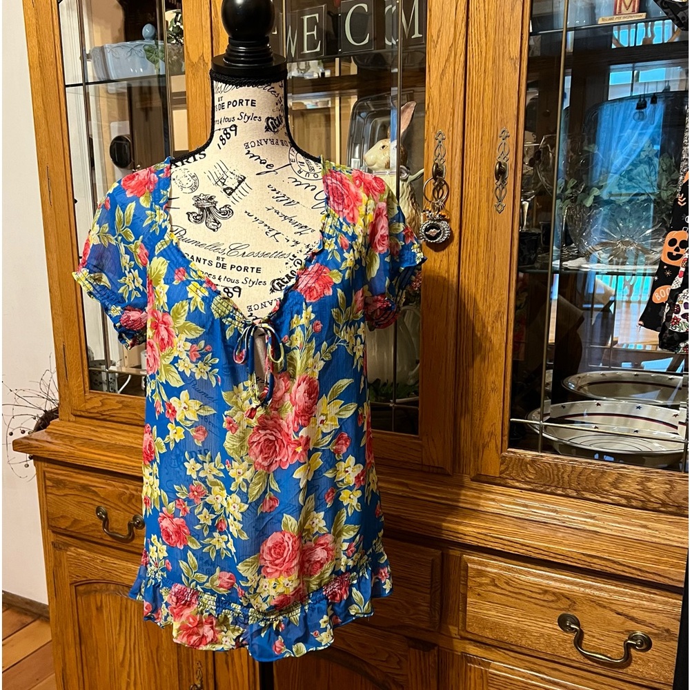 HOLLISTER Flowy, Loose-Fit Sheer Bold Floral 🌺 - Picture 2 of 13